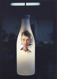 360030 Portret van ontwerper Tejo Remy in de door hem ontworpen 'melkfleslamp'.